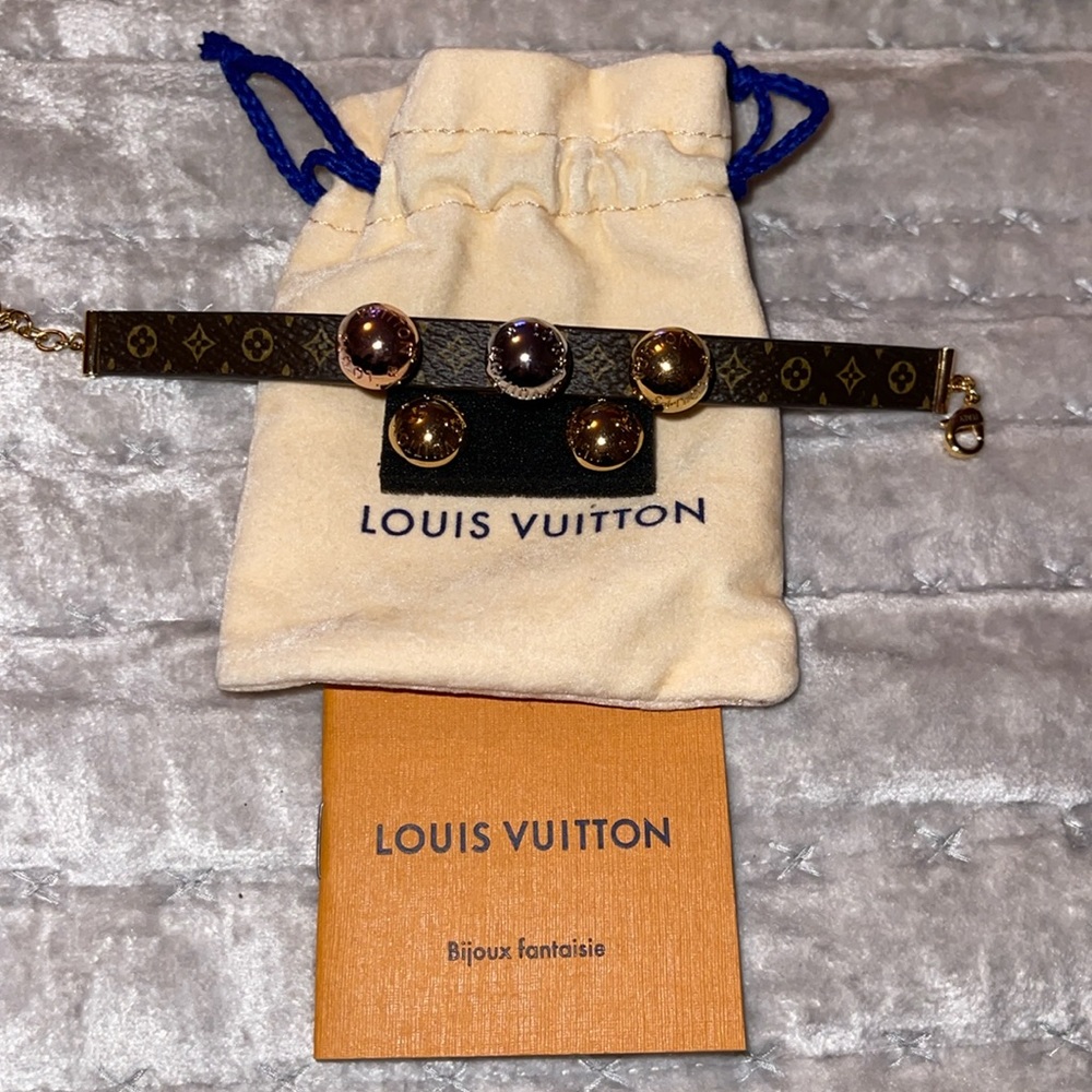 Louis Vuitton bracelets excellent condition interchangeable charms.